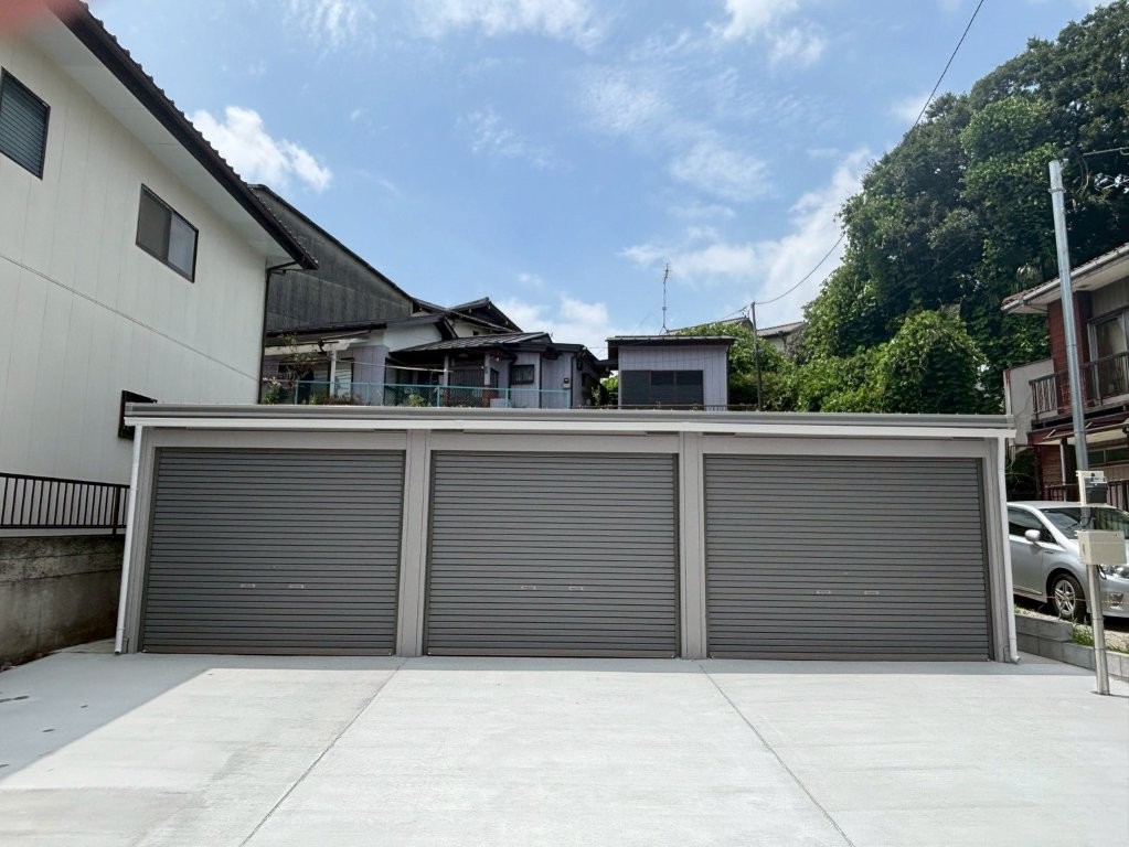 6台分の車庫を一体化】収納力と防犯性を兼ね備えた大型ガレージ新設