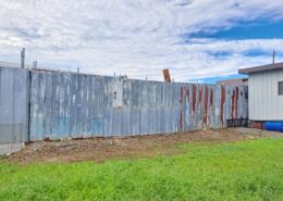 埼玉県三郷市M様邸の伐採工事後、トタン塀とフェンスまわりがすっきり整えられた施工後の全景