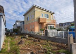 庭木と雑草の伐採・撤去後の八潮市I様邸の敷地。建物の外観が見えるようになり、日当たりと通風が改善された施工後の様子。