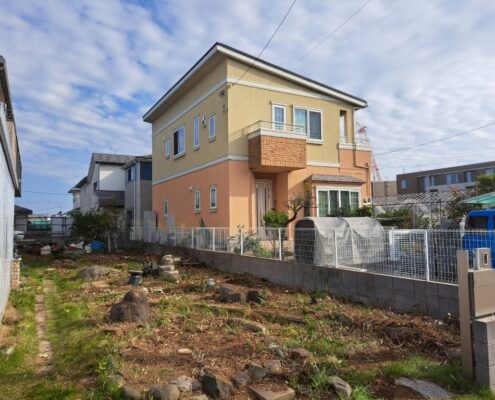 庭木と雑草の伐採・撤去後の八潮市I様邸の敷地。建物の外観が見えるようになり、日当たりと通風が改善された施工後の様子。