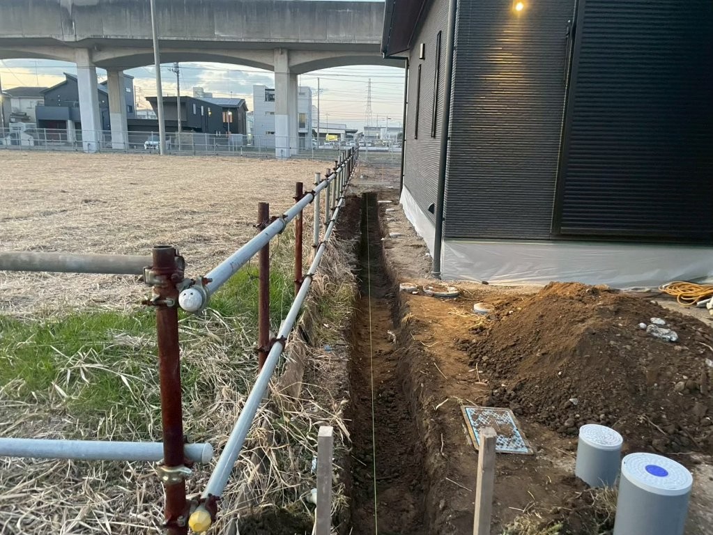 埼玉県八潮市O様邸の新築外構工事。境界ラインに沿って掘削を行い、ブロック基礎の位置出しを進めている施工中の様子