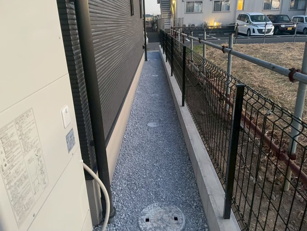 建物脇の犬走りを6号砕石で仕上げた施工後の様子。防草対策と排水性を考慮した八潮市O様邸の外構