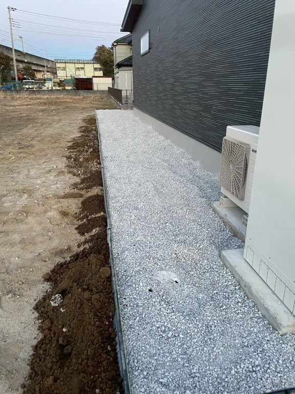 境界ブロック上にメッシュフェンスを設置した施工後の状態。ブラック系で統一した八潮市O様邸の外周仕上げ