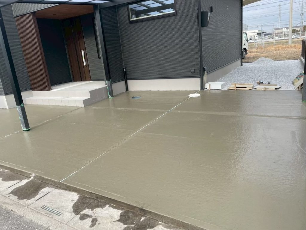 埼玉県八潮市O様邸の土間コンクリート施工後。駐車スペースを一体打ちで仕上げた新築外構の完成状態