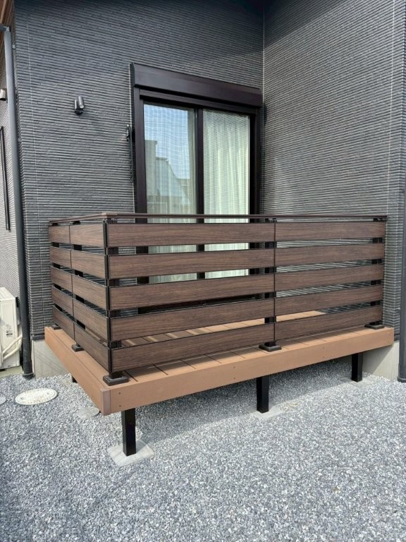 掃き出し窓前に設置した人工木デッキの施工後。YKKリウッドデッキと横板手すりで視線を調整した八潮市O様邸