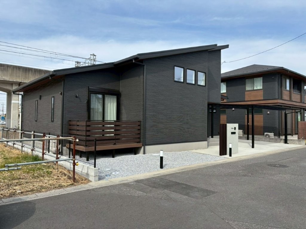 門袖前に設置したポールライトの施工後。アプローチと門まわりの視認性を高めた八潮市O様邸の新築外構