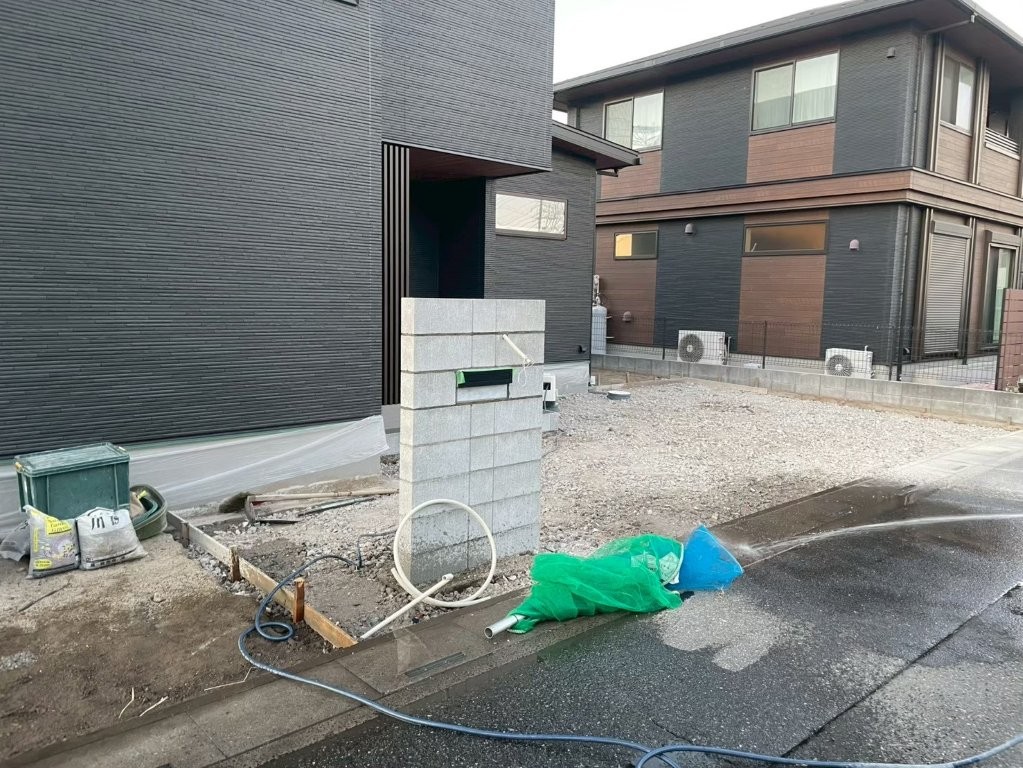 門袖のブロック造作施工中の様子。ジョリパッド仕上げ前に通りと垂直を整えている八潮市O様邸の新築外構工事